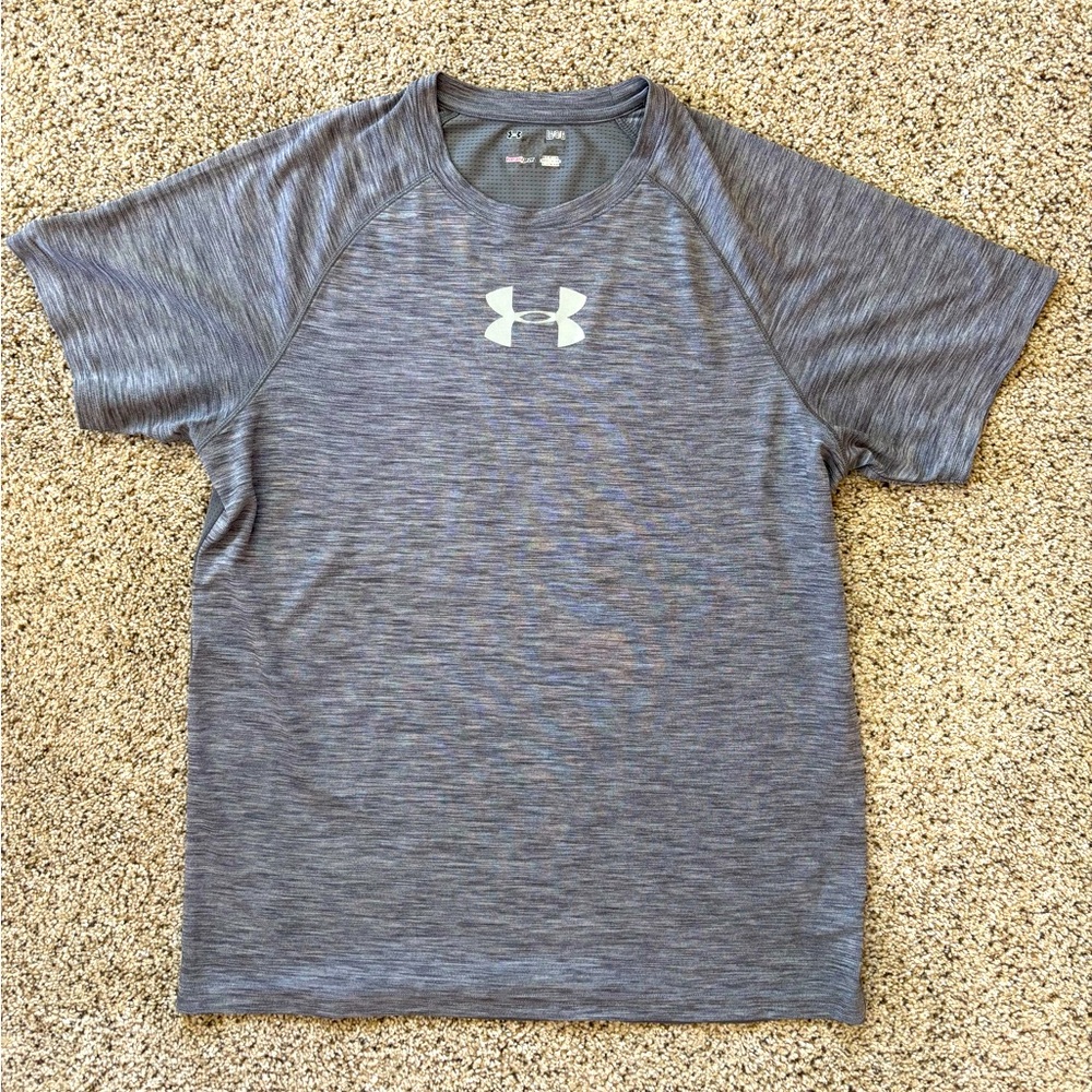 Under Armour Heat Gear T-Shirt. In Like New Condition! Size L. Color Gray.